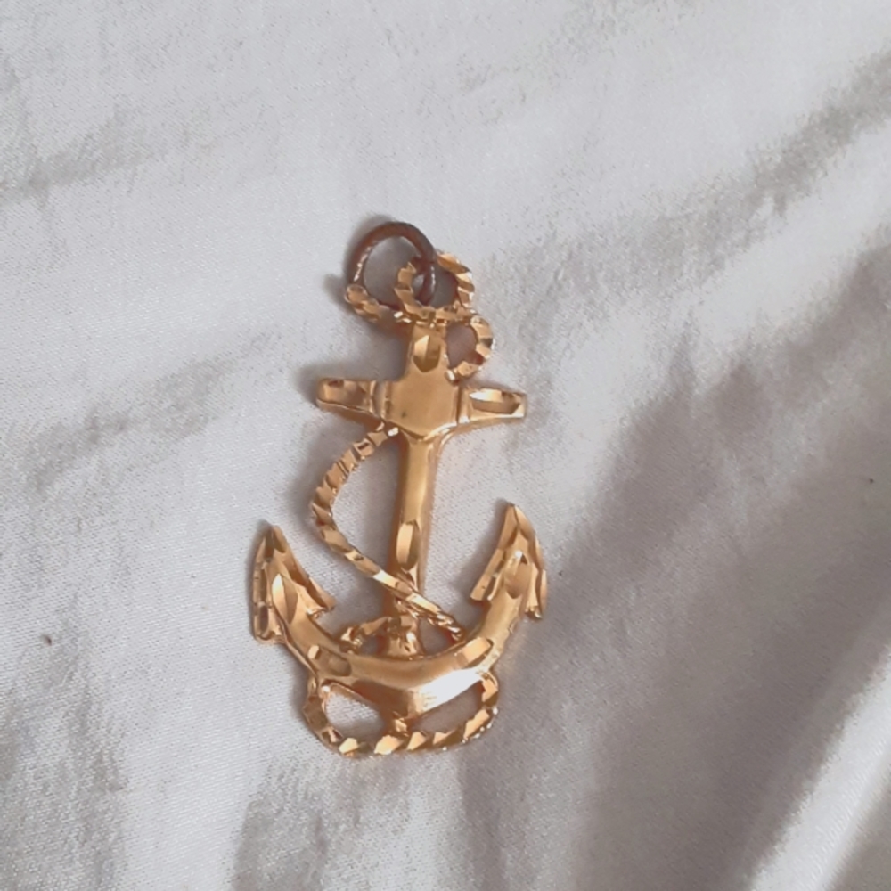 Gold pendent